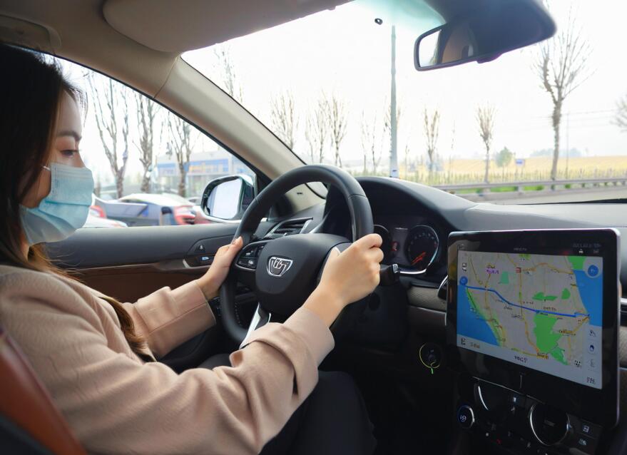 2025年10月科目三考试直线行驶允许微调方向盘吗？